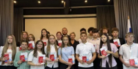 Паспорта, близнецы и новая страница в жизни: Орск отметил День флага России - Город Орск
