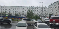 Пожарные в Южно-Сахалинске не смогли добраться до многоэтажки из-за автомобильного "хаоса" во дворе - News.Astv.Ru
