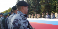 В День Государственного флага на территории Саратовского военного института Росгвардии военнослужащие и сотрудники ведомства растянули огромный триколор - Росгвардия