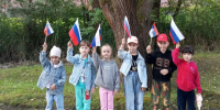Воспитанники МБДОУ‑детский сад № 25 «Огонёк» просмотрели презентацию и познакомились с историей Российского флага. - Администрация г. Клинцы