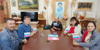Граждане с инвалидностью приняли участие в мастер-классе по изготовлению государственного флага - Министерство труда и соцзащиты