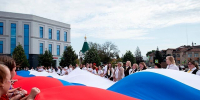 Около 200 жителей Новоусманского района развернули 50-метровый триколор - РИА Новости Новой Усмани