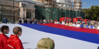Волонтёры развернули флаг России размером 9 на 12 метров на Кремлевской площади в Вологде.. - Администрация г. Вологда