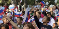 Мероприятия ко Дню Государственного флага объединили детей и гостей в лагере «Ласточка» - Министерство образования
