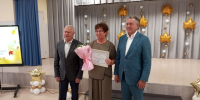 Андрей Шимкив и Андрей Травников с награжденной - Законодательное собрание