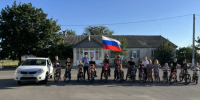 В поселке Новозарянский прошел велопробег в честь Дня Государственного флага - Октябрьский район