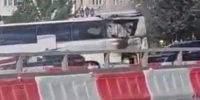 Туристический автобус загорелся на Липецкой улице на юге Москвы - Вечерняя Москва
