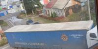В Брянске застрявшая во дворе дома фура едва не разбила припаркованные легковушки - Газета Брянские новости