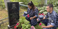 В Кирове сотрудники Росгвардии почтили память погибшего при исполнении служебных обязанностей сослуживца - Росгвардия