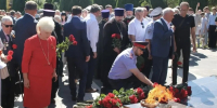 В Железногорске в Сквере воинской славы зажгли Вечный огонь в честь 83-й годовщины Победы в Курской битве - Следственный комитет