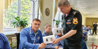 ПРЕДСТАВИТЕЛИ ЦЕНТРАЛЬНОГО АППАРАТА РОСГВАРДИИ ПОЗДРАВИЛИ РАНЕНЫХ БОЙЦОВ С ДНЕМ ГОСУДАРСТВЕННОГО ФЛАГА - Росгвардия
