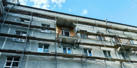 В Златоусте демонтировали незаконное остекление балкона в доме-памятнике - GovoritSatka.Ru