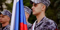 Более 200 московских росгвардейцев развернули российский триколор в честь государственного праздника - Росгвардия