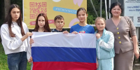 В Лениногорске  прошла акция «Три цвета моей страны»  ко Дню флага России    - Лениногорский район