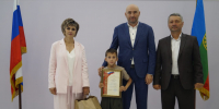 Депутаты и администрация Зеленчукского района обеспечили многодетные семьи всем необходимым к новому учебному году - Газета День республики