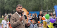 «Марийское лето» в 10-й школе: Дмитрий Иванов поддержал детский праздник с «Движением Первых» - Собрание депутатов