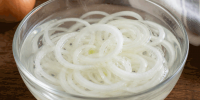 Лук для салата на минуту заливаю кипятком: простой прием меняет его вкус без маринада - ProKazan.Ru