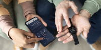 arabic-woman-teaching-senior-man-use-smartwatch-with-smartphone - Новый Компаньон