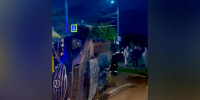 Автомобиль влетел в остановку в Нижнем Новгороде, один человек погибвидео - Комсомольская Правда
