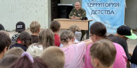 Ветеран СВО провел урок мужества в камчатском лагере «Альбатрос» ко Дню флага. Фото: Камчатский филиал Фонда «Защитники Отечества» - ИА Камчатка