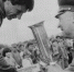 Андрей Гинц получает кубок на сельской олимпиаде 1984 года в Краснощёково фото - Алтайская правда