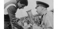 Андрей Гинц получает кубок на сельской олимпиаде 1984 года в Краснощёково фото - Алтайская правда