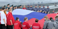 Росгвардейцы приняли участие в акции ко Дню Государственного флага России - УВО ВНГ России по Красноярскому краю