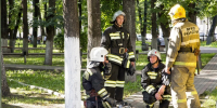 На месте происшествия работают пожарные  | Источник: Александра Мамонтова / 76.RU - 161.Ru
