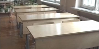 парты в учебном классе и цветы - Петрозаводск говорит