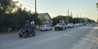 В Дубовке прошёл автопробег в честь Дня Государственного флага России - Дубовский район