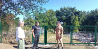 Установлено ограждение кладбища поселка Каскадный. - Андроповский район