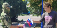 Росгвардейцы поздравили граждан с Днем Российского флага в Бердянске. - Городской округ Бердянск