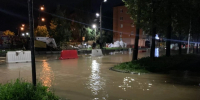 Вода растеклась по всей улице Чкалова | Источник: читательница 76.RU - 76.Ru