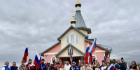 Торжественное шествие с флагами завершилось у храма в  поселке Новосёлово - Епархия