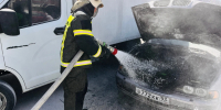 Легковушка загорелась на парковке у ТРЦ в Краснодаре - Комсомольская Правда