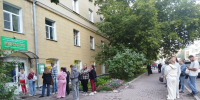 Огромная очередь выстроилась вечером перед медцентром в Новосибирске - Gorsite.Ru