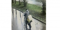 человек на электровелосипеде едет по тротуару - Петрозаводск говорит