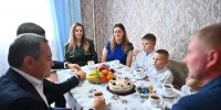 Спикер Мособлдумы Брынцалов навестил многодетного участника СВО из Балашихи - РТВ-Подмосковье