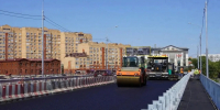 Укладка асфальта на мосту через Урал в Оренбурге, фото: администрация Оренбурга - Ural56.Ru