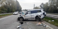 Mitsubishi Pajero покидало между отбойниками на объездной Абакана - ИА Хакасия
