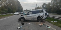 В Абакане Mitsubishi Pajero врезался в отбойник. Пострадали двое детей - Агентство Информационных Сообщений