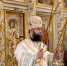 Митрополит Игнатий благословляет молящихся. Две свечи дикирия (подсвечника) символизируют свет Господа Иисуса Христа, познаваемого в двух естествах, а три свечи трикирия - несозданный Свет Пресвятой Троицы - Газета Искра