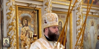 Митрополит Игнатий благословляет молящихся. Две свечи дикирия (подсвечника) символизируют свет Господа Иисуса Христа, познаваемого в двух естествах, а три свечи трикирия - несозданный Свет Пресвятой Троицы - Газета Искра