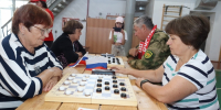 В Чесме прошел турнир по шашкам среди ветеранов, посвященный Дню государственного флага РФ - Степные зори
