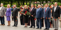 Курские единороссы возложили цветы к стеле городов воинской славы в Москве - Единая Россия