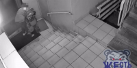 Следователи СК возбудили уголовное дело после избиения в подъезде 3-летнего ребенка - ГТРК