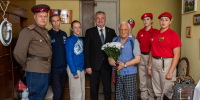 Тракторозаводские партийцы поздравили писателя Леонида Цымблера с юбилеем - Единая Россия
