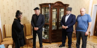 Глава КЧР Рашид Темрезов и муфтий республики Мухаммад-Хаджи Эркенов посетили семью Эбзеевых, чтобы лично выразить соболезнования - Газета День республики