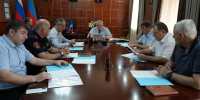 В Казбековском районе обсудили вопросы безопасности в преддверии нового учебного года и выборов - Казбековский район