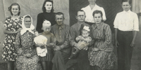 «От племянниц и сестриц Валентины Ив. Саломатов[ой], Надежды Ив. Саломатовой и Поликутко Валентины. Дядя и тетя, посмотри на нас, какие мы уже большие! Надя с косами,Валя Ивановна стоит за дедушкой в черном платье, рядом с ней стоит Валя [...]» / ПОДПИСЬ НА ОБОРОТЕ. ФОТОГРАФИЯ 9.04.1953 Г. - Газета Авангард